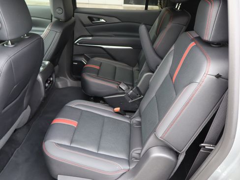 Used 2025 Chevrolet Traverse RS FWD image 32