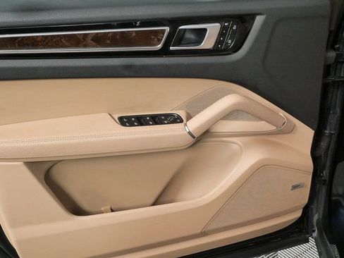 Certified 2022 Porsche Cayenne S image 6