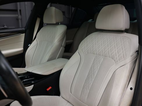 Used 2018 BMW M550i xDrive image 10