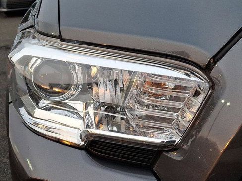 Certified 2020 Toyota Tacoma SR5 image 29