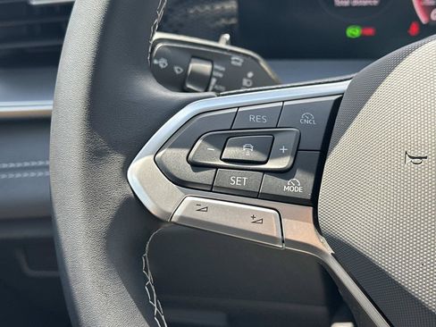 Used 2025 Volkswagen Tiguan SE w/ Panoramic Sunroof Package AWD/4WD image 21