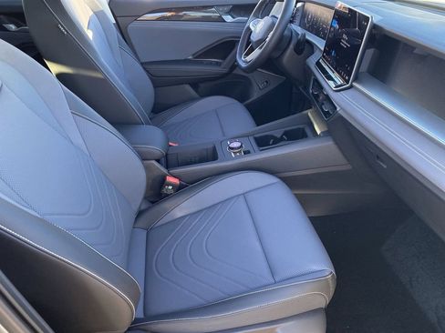 New 2026 Volkswagen Tiguan SE FWD image 8