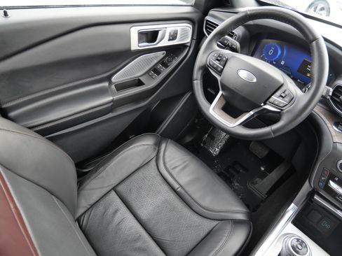 Used 2020 Ford Explorer Platinum w/ Premium Technology Package image 9