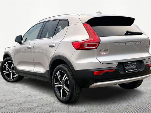 Used 2024 Volvo XC40 B5 Core image 11