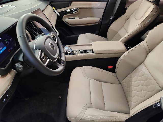 New 2026 Volvo XC90 T8 Plus w/ Protection Package Premier AWD/4WD image 14