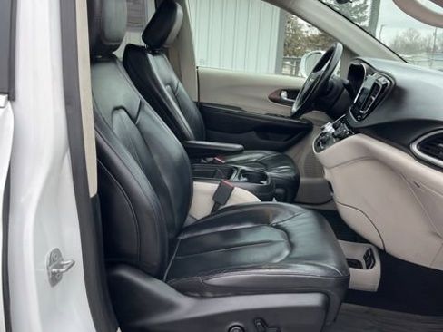 Used 2018 Chrysler Pacifica Touring-L w/ Premium Audio Group FWD image 34