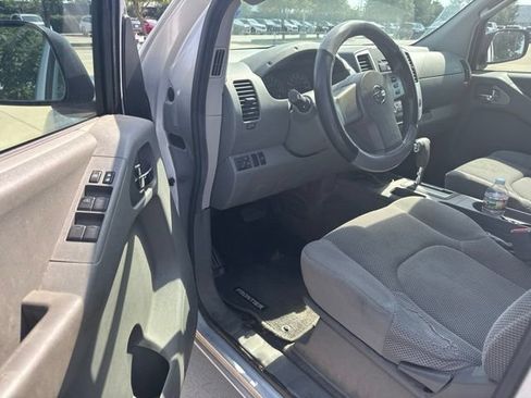 Used 2010 Nissan Frontier SE RWD image 11