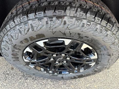New 2027 Chevrolet Traverse Z71 w/ Enhanced Driving Package AWD/4WD image 9