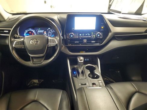 Certified 2023 Toyota Highlander XLE image 10