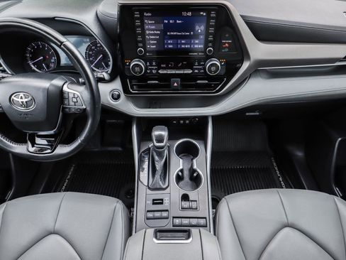 Used 2020 Toyota Highlander XLE image 29