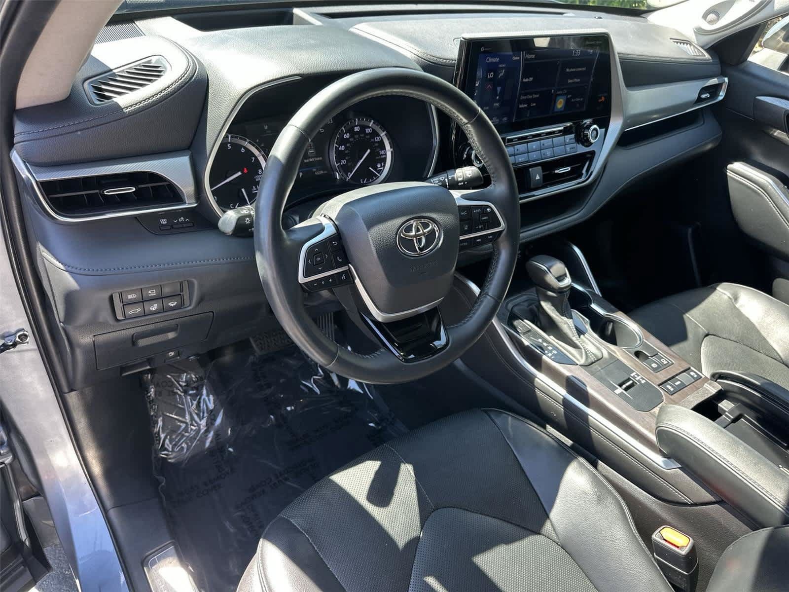Used 2022 Toyota Highlander Platinum FWD image 2