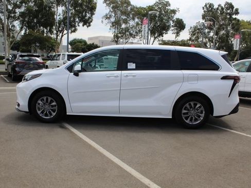 Certified 2026 Toyota Sienna LE FWD image 12