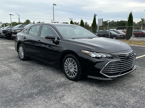 Used 2020 Toyota Avalon XLE image 3