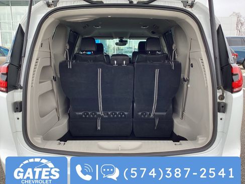 Used 2024 Chrysler Pacifica Touring-L image 13