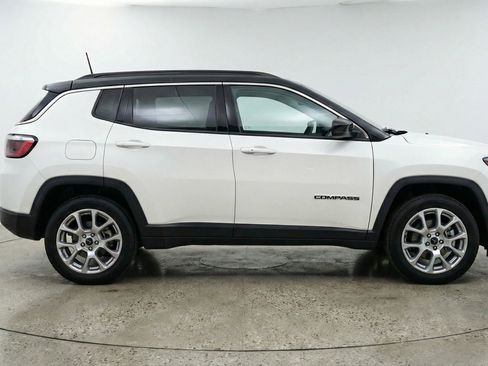 Used 2025 Jeep Compass Limited image 11