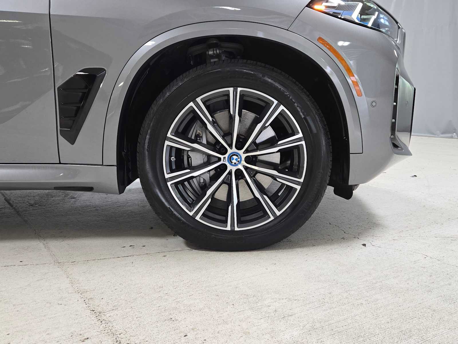 Used 2025 BMW X5 xDrive50e w/ M Sport Package AWD/4WD image 9