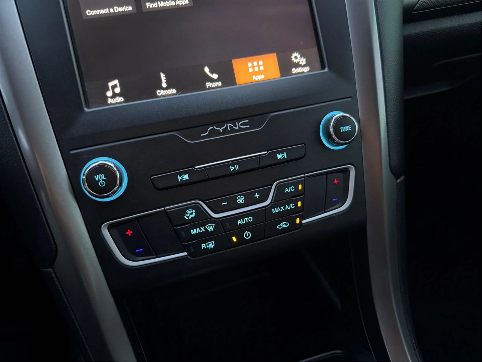 Used 2019 Ford Fusion SE FWD image 33