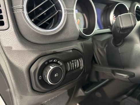 Used 2022 Jeep Wrangler Unlimited Sahara AWD/4WD image 19