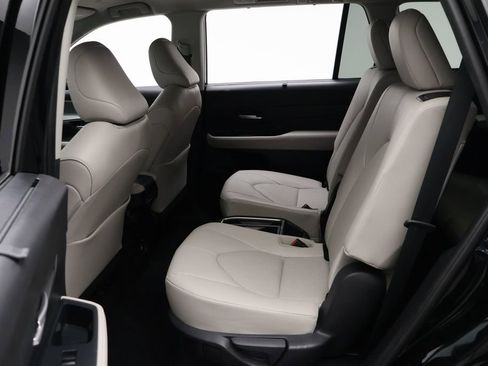 Used 2025 Toyota Grand Highlander FWD image 19