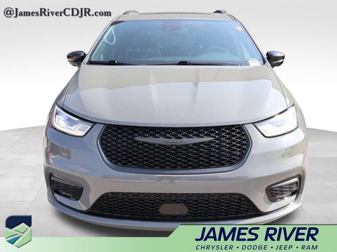 Used 2025 Chrysler Pacifica Limited FWD image 7