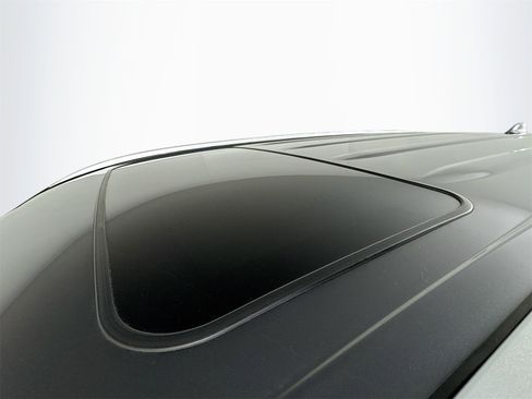 Used 2023 Toyota Highlander XLE image 19