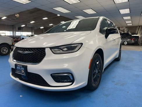 Used 2025 Chrysler Pacifica Select image 12