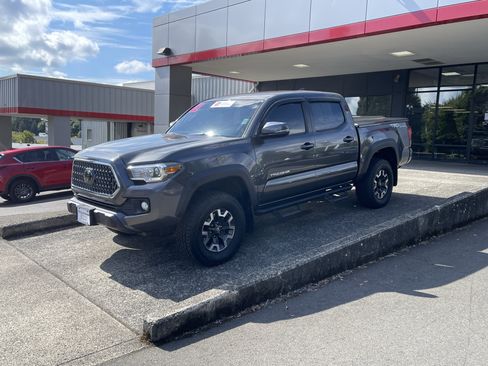 Used 2018 Toyota Tacoma TRD Off-Road w/ Technology Package AWD/4WD image 4
