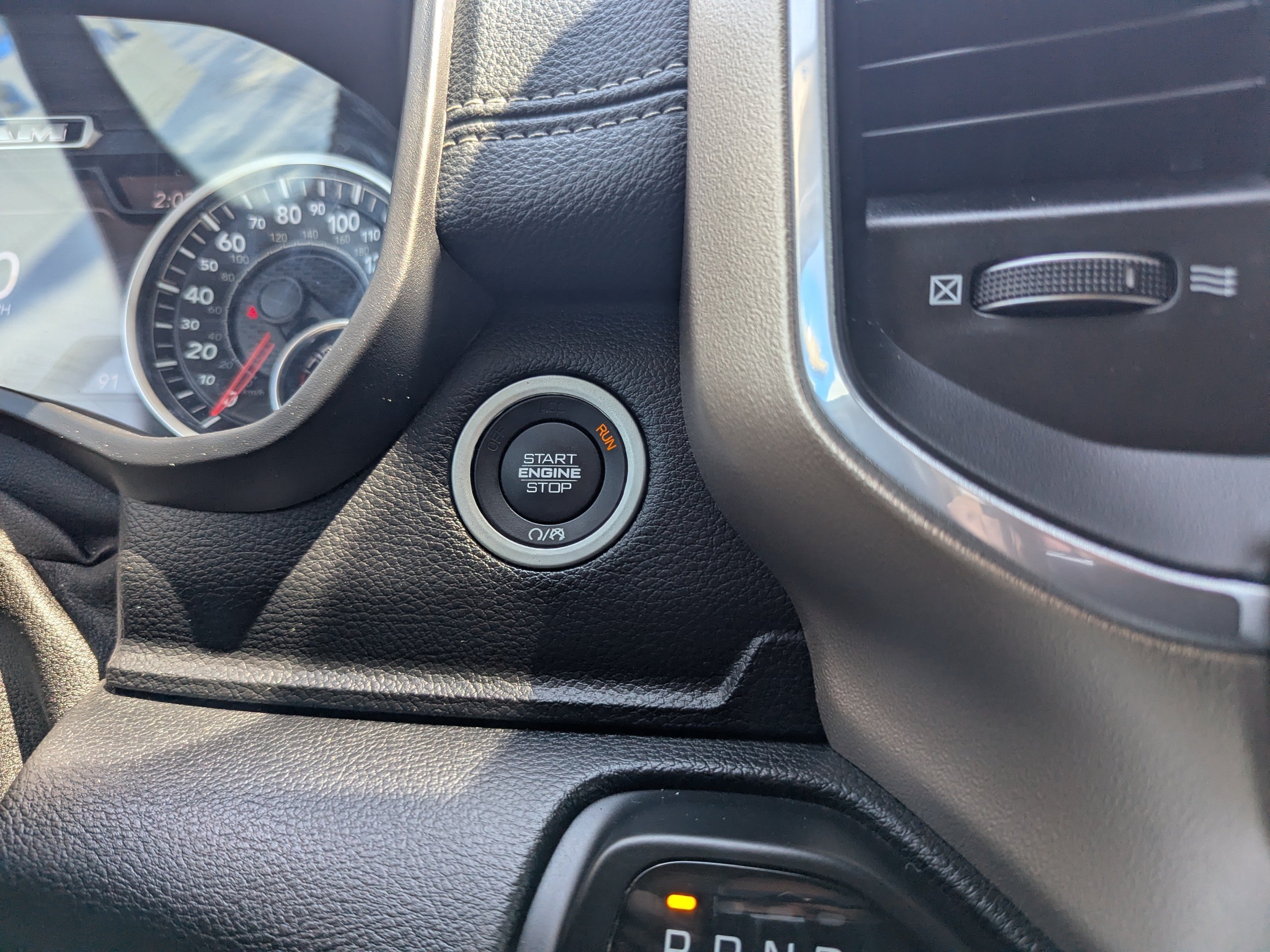 Used 2020 RAM 1500 Laramie AWD/4WD image 19
