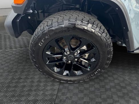 Used 2025 Jeep Gladiator Sport AWD/4WD image 14