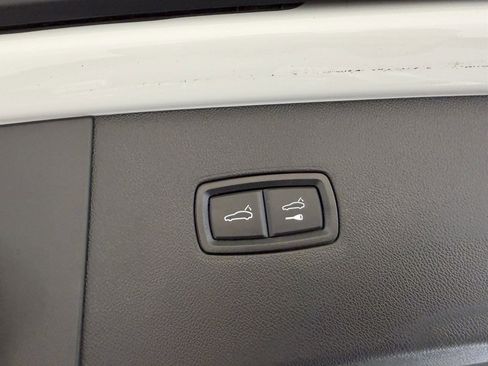 Used 2023 Porsche Cayenne Platinum Edition image 38