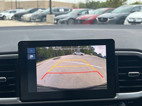 Certified 2025 Hyundai Venue SEL FWD image 31