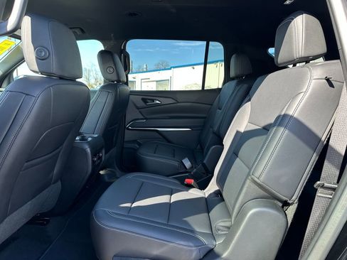 Used 2025 Chevrolet Traverse LT image 12