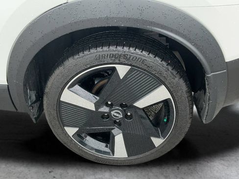 Certified 2025 Nissan Kicks SR FWD image 18
