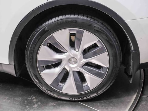 Used 2022 Tesla Model Y Long Range AWD/4WD image 9