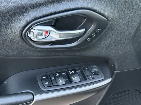 Used 2019 Jeep Cherokee Limited image 12