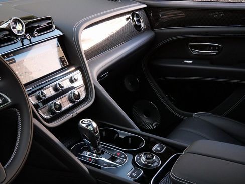 Used 2025 Bentley Bentayga image 14
