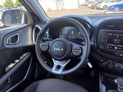 Used 2025 Kia Soul LX w/ LX Technology Package FWD image 32