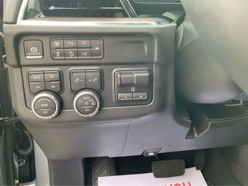 Used 2025 Chevrolet Suburban Z71 image 15