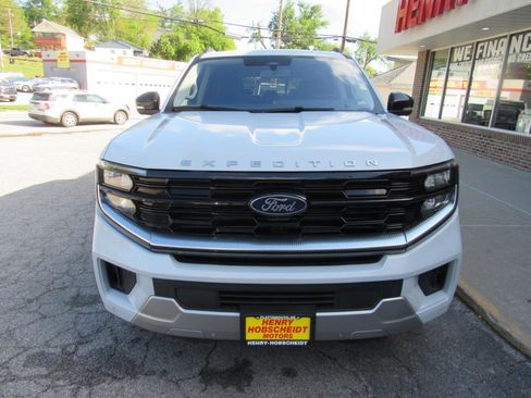 Used 2025 Ford Expedition Platinum AWD/4WD image 2