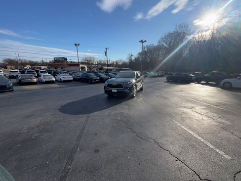 Used 2025 Toyota Highlander LE image 16