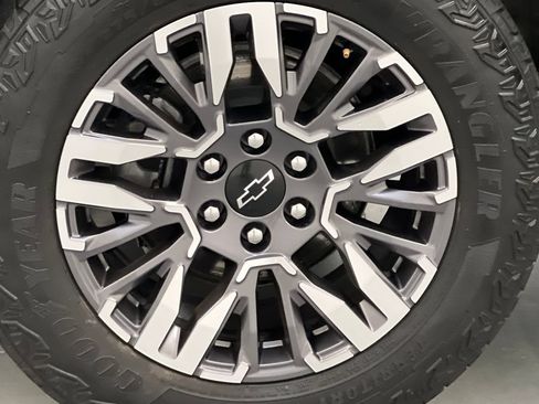Used 2025 Chevrolet Suburban Z71 AWD/4WD image 79
