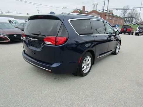 Used 2019 Chrysler Pacifica Touring-L Plus w/ Advanced Safetytec Group image 3