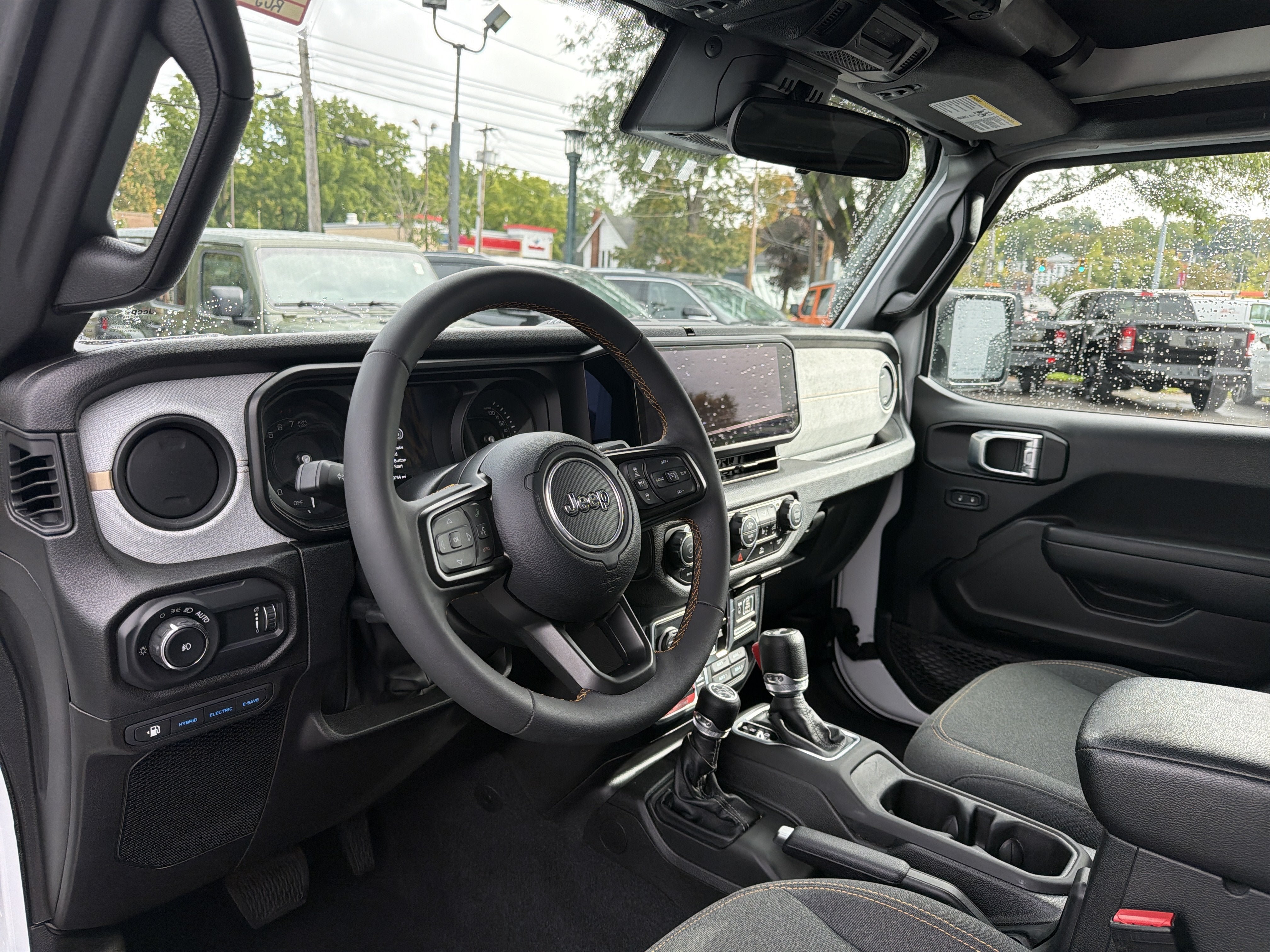 Used 2024 Jeep Wrangler Unlimited AWD/4WD image 11