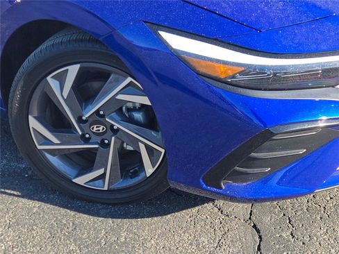 Used 2025 Hyundai Elantra SEL image 3