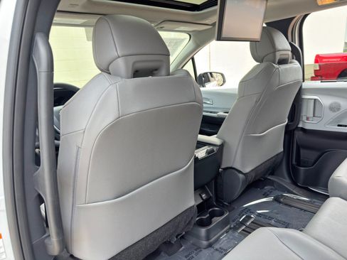 Used 2026 Toyota Sienna XLE FWD image 40