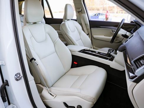 Used 2019 Volvo XC90 T5 Momentum w/ Multimedia Package image 22