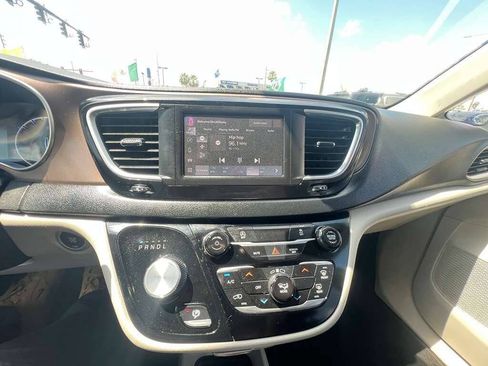 Used 2023 Chrysler Voyager LX FWD image 2