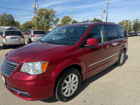 Used 2016 Chrysler Town & Country Touring image 5