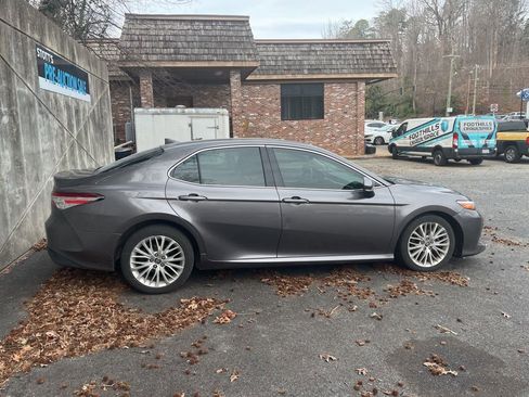 Used 2018 Toyota Camry XLE w/ Audio Package image 3