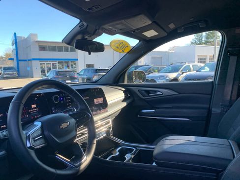 Used 2025 Chevrolet Traverse LT image 14